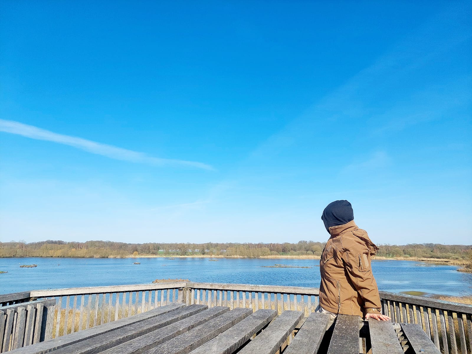 Stiller Moment am See mit weitem Blick über Wasser und Himmel.